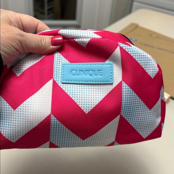 NEW 7 Piece Beauty Bundle,  Clinique Cosmetic Bag for Dark Skin - Picture 8 of 8